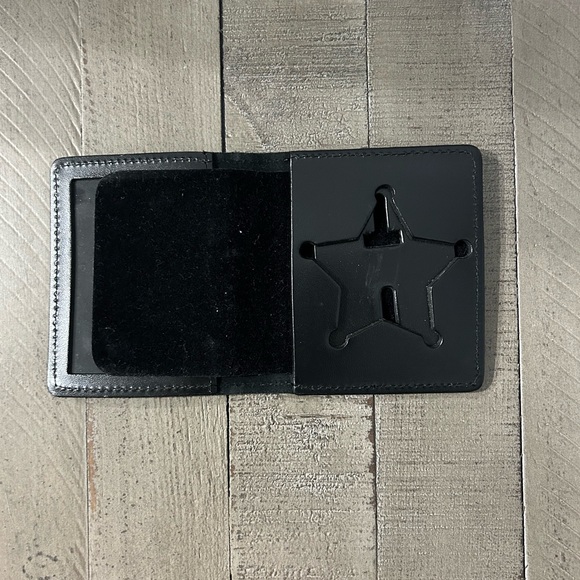 Perfect Fit Sheriff Star Badge/ID Holder - Picture 1 of 4